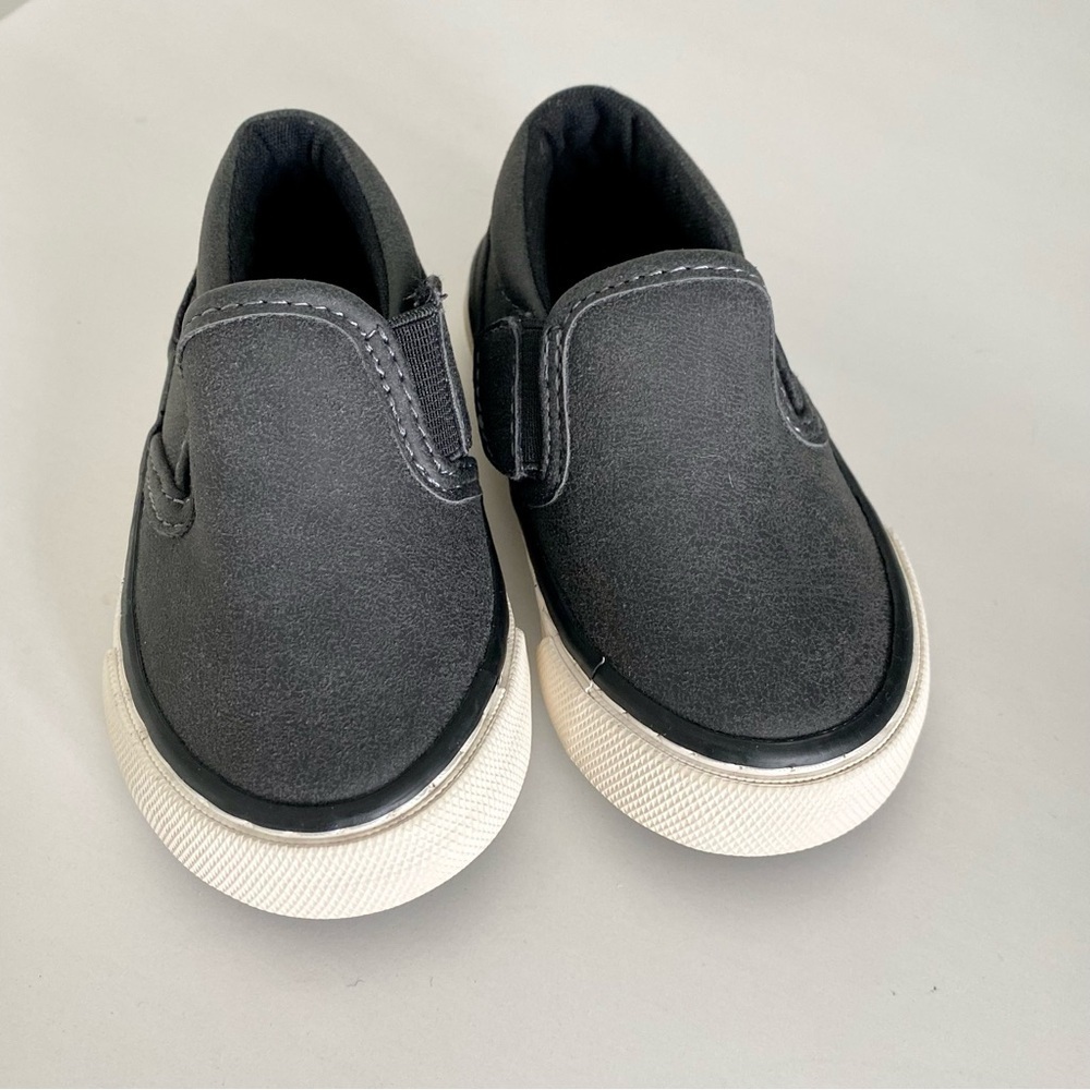 The Children’s Place Grey Leather Slip On Sneakers Size 5 Toddler - Picture 2 of 5